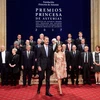 Nhà Vua Tây Ban Nha Felipe VI (giữa-trái) và Hoàng hậu Letizia (giữa-phải) tại lễ trao giải Asturias ở Oviedo ngày 20/10. (Nguồn: AFP/TTXVN)