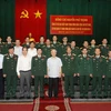 Tổng Bí thư Nguyễn Phú Trọng và các đại biểu chụp ảnh chung với cán bộ, chỉ huy Bộ Tư lệnh Quân khu 4. (Ảnh: Trí Dũng/TTXVN)