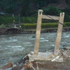 Cầu Búng Tau tại Trạm Tấu bị lũ cuốn trôi hoàn toàn. (Ảnh: Tuấn Anh/Vietnam+)