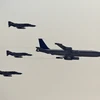 Các máy bay chiến đấu F-4 Phantom của Iran (phía sau) tại Triển lãm hàng không Iran diễn ra ở Kish. (Nguồn: AFP/TTXVN)