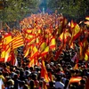 Người dân tham gia tuần hành cuộc tuần hành ủng hộ Tây Ban Nha thống nhất tại Barcelona ngày 29/10. (Nguồn: AFP/TTXVN)