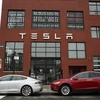 Một phòng trưng bày của Hãng sản xuất ô tô điện Tesla tại New York, Mỹ. (Nguồn: AFP/TTXVN)