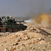 Xe tăng của Chính phủ Syria nã đạn pháo vào các mục tiêu của IS trong chiến dịch giải phóng thành phố Deir Ezzor ngày 2/11. (Nguồn: AFP/ TTXVN)
