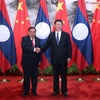 Tổng Bí thư, Chủ tịch Trung Quốc Tập Cận Bình (phải) và Tổng Bí thư Ban Chấp hành Trung ương Đảng Nhân dân Cách mạng Lào, Chủ tịch nước Bounnhang Vorachit. (Nguồn: Xinhua)