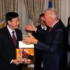 Đại sứ Hồ Minh Tuấn nhận kỷ niệm chương của Hiệp hội Hiệp hội Czech Top 100. (Ảnh: Trần Quang Vinh/Vietnam+)