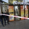 Nhân viên an ninh gác tại Trung tâm thương mại Stockmann ở Saint Petersburg sau khi sơ tán người dân cùng các nhân viên vì nhận được điện thoại đe dọa đánh bom hồi tháng 9. (Nguồn: AFP/TTXVN)