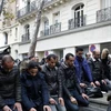 Các tín đồ Hồi giáo cầu nguyện trên đường phố vào ngày thứ Sáu tại ngoại ô Clichy la Garonne ở Paris. (Nguồn: AP)