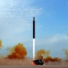 Một vụ phóng thử tên lửa đạn đạo tầm trung Hwasong-12 tại Triều Tiên. (Nguồn: AFP/ TTXVN)