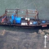 Chiếc thuyền bằng gỗ được phát hiện gần địa điểm 8 ngư dân Triều Tiên trôi dạt ở tỉnh Akita, Tây Bắc Nhật Bản. (Nguồn: AP)