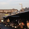 Chợ biên giới Asia Dragon Bazar của người Việt. (Ảnh: Trần Quang Vinh/Vietnam+)