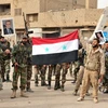 Binh sỹ quân đội Chính phủ Syria sau khi giành quyền kiểm soát thành phố al-Bukamal từ tay IS ngày 20/11. (Nguồn: THX/TTXVN)