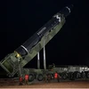 Tên lửa liên lục địa được đặt vào bệ phóng di động ở Triều Tiên, chuẩn bị cho vụ phóng. (Nguồn: YONHAP/TTXVN)