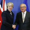  Thủ tướng Anh Theresa May và Chủ tịch Chủ tịch Ủy ban châu Âu (EC) Jean-Claude Juncker. (Nguồn: THX/TTXVN)