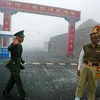 Binh sĩ Trung Quốc (trái) và binh sĩ Ấn Độ tuần tra tại cửa khẩu Nathu La trên biên giới Ấn Độ - Trung Quốc. (Nguồn: AFP/TTXVN)