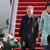 Tổng thống Hàn Quốc Moon Jae-in (trái) và phu nhân Kim Jung-sook tới Bắc Kinh, Trung Quốc ngày 13/12. (Nguồn: Yonhap/TTXVN)