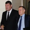 Nghị sỹ John Alexander (phải) tới dự một cuộc họp tại Melbourne, Australia ngày 26/10. (Nguồn: AFP/TTXVN)