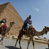 Du khách tham quan Kim Tự Tháp Giza. (Nguồn: EPA/TTXVN)