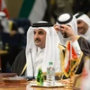  Quốc vương Qatar Tamim bin Hamad Al Thani (phía trước) dự một hội nghị ở Kuwait City, Kuwait ngày 5/12. (Nguồn: THX/TTXVN)