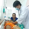 Bác sỹ Bệnh viện Nhi đồng 2 TP. Hồ Chí Minh thăm khám cho bệnh nhi mắc sốt rét. (Ảnh: Phương Vy/TTXVN)