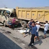 Ôtô khách đâm vào đuôi xe tải dừng bên đường làm 2 người tử vong 