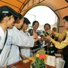 Khách hàng thưởng thức rượu vang Đà Lạt của Công ty CP thực phẩm Đà Lạt. (Ảnh : Kim Phương/TTXVN)