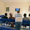 Một đại diện UNHCR nói chuyện với người tị nạn Libya. (Nguồn: yahoo.com)
