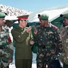 Binh sỹ Ấn Độ (thứ 2, phải) và binh sỹ Trung Quốc tại khu vực biên giới Ấn Độ-Trung Quốc ngày 30/10/2006. (Nguồn: AFP/TTXVN)