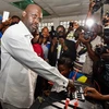 Ứng viên Tổng thống Liberia George Weah bỏ phiếu tại điểm bầu cử ở Monrovia ngày 10/10. (Nguồn: AFP/TTXVN)