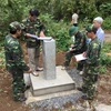Ban Chỉ đạo Phân giới cắm mốc tỉnh Đắk Nông kiểm tra cột mốc phụ mới được xây dựng. (Ảnh: Ngọc Minh/TTXVN)