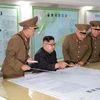 Nhà lãnh đạo Triều Tiên Kim Jong-un (giữa) trong cuộc họp với Tư lệnh các lực lượng chiến lược. (Nguồn: YONHAP/TTXVN)