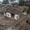Vụ nổ khiến nhiều ngôi nhà xung quanh bị phá hủy và hư hại hoàn toàn. (Ảnh: Minh Sơn/TTXVN)