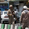  Binh sỹ Iran gác bên ngoài tòa nhà Quốc hội ở Tehran. (Nguồn: AFP/TTXVN)