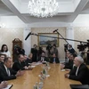 Ngoại trưởng Nga Sergei Lavrov (thứ 2, trái) và Ngoại trưởng Iran Mohammad Javad Zarif (thứ 2, phải) trong cuộc gặp tại Moskva ngày 10/1. (Nguồn: AFP/TTXVN)