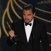 Nam diễn viên Leonardo DiCaprio đoạt giải "Nam diễn viên chính xuất sắc nhất" cho vai diễn trong phim "The Revenant" tại lễ trao giải Oscar 2016. (Nguồn: AFP/TTXVN)