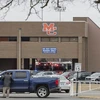 Đội cứu hộ khẩn cấp tại hiện trường Trường Trung học hạt Marshall, thành phố Benton, Kentucky. (Nguồn: AP)