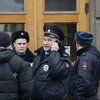 Cảnh sát làm nhiệm vụ tại khu vực ga tàu điện ngầm ở Saint Peterburg. (Nguồn: EPA/TTXVN)