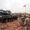 Binh sĩ và xe quân sự Thổ Nhĩ Kỳ được triển khai tại Hatay, giáp giới Syria ngày 23/1. (Nguồn: THX/TTXVN)
