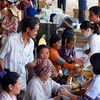 Khám chữa bệnh miễn phí cho bà con Việt kiều và người nghèo Campuchia. (Ảnh: Xuân Khu/TTXVN)