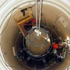  Nhóm bảo dưỡng tên lửa của Không lực Mỹ tháo dỡ phần trên của một tên lửa đạn đạo liên lục địa có chứa đầu đạn hạt nhân tại căn cứ không quân Malmstrom ở Montana. (Nguồn: REUTERS/TTXVN)