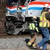 Lực lượng cứu hộ làm nhiệm vụ tại hiện trường sự cố va chạm tàu hỏa và xe tải ở Crozet, Mỹ. (Nguồn: AP/TTXVN)