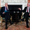 Trưởng đoàn đàm phán Brexit của EU Michel Barnier (trái) và Bộ trưởng Brexit David Davis trong cuộc gặp tại London, Anh ngày 5/2. (Nguồn: AFP/TTXVN)