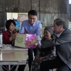 Bí thư Tỉnh ủy Lâm Đồng Nguyễn Xuân Tiến thăm, tặng quà các gia đình chính sách tại các huyện Đức Trọng, Lâm Hà và huyện vùng sâu Đam Rông. (Ảnh: Đặng Tuấn/TTXVN)