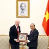 Thủ tướng Nguyễn Xuân Phúc trao tặng quà lưu niệm cho Chủ tịch Liên đoàn Bóng đá Thế giới (FIFA) Gianni Infantino. (Ảnh: Thống Nhất/TTXVN)