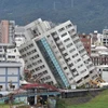 Tòa nhà Yun Tsui đổ nghiêng sau trận động đất ở Hoa Liên, Đài Loan ngày 10/2. (Nguồn: Kyodo/TTXVN)