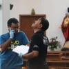 Cảnh sát Indonesia điều tra tại nhà thờ St. Lidwina Bedhog Trihanggo sau vụ việc. (Nguồn: AFP/TTXVN)