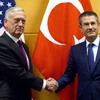 Bộ trưởng Quốc phòng Mỹ James Mattis (trái) và người đồng cấp Thổ Nhĩ Kỳ Nurettin Canikli. (Nguồn: AFP/TTXVN)