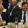 Cựu Tổng thống Nam Phi Jacob Zuma (trái) và Atul Gupta, một trong những anh em của Gupta, tại một sự kiện vào năm 2012. (Nguồn: ft.com)