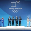 Ngày 24/2, đội Thụy Điển (ảnh, giữa) đã giành Huy chương Vàng nội dung trượt tuyết bắn súng 4x7,5km tiếp sức nam tại Olympic PyeongChang 2018, Hàn Quốc. Huy chương Bạc và Đồng nội dung này thuộc về đội Na Uy (ảnh, trái) và đội Đức (phải). (Nguồn: THX/TTXV