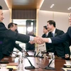 Phái đoàn của Hàn Quốc (trái) và Triều Tiên (phải) tại phiên đàm phán ở làng đình chiến Panmunjom ngày 17/1. (Nguồn: THX/TTXVN)