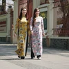 Các thiếu nữ mặc áo dài "cô Ba Sài Gòn". (Ảnh: Phương Vy/TTXVN)